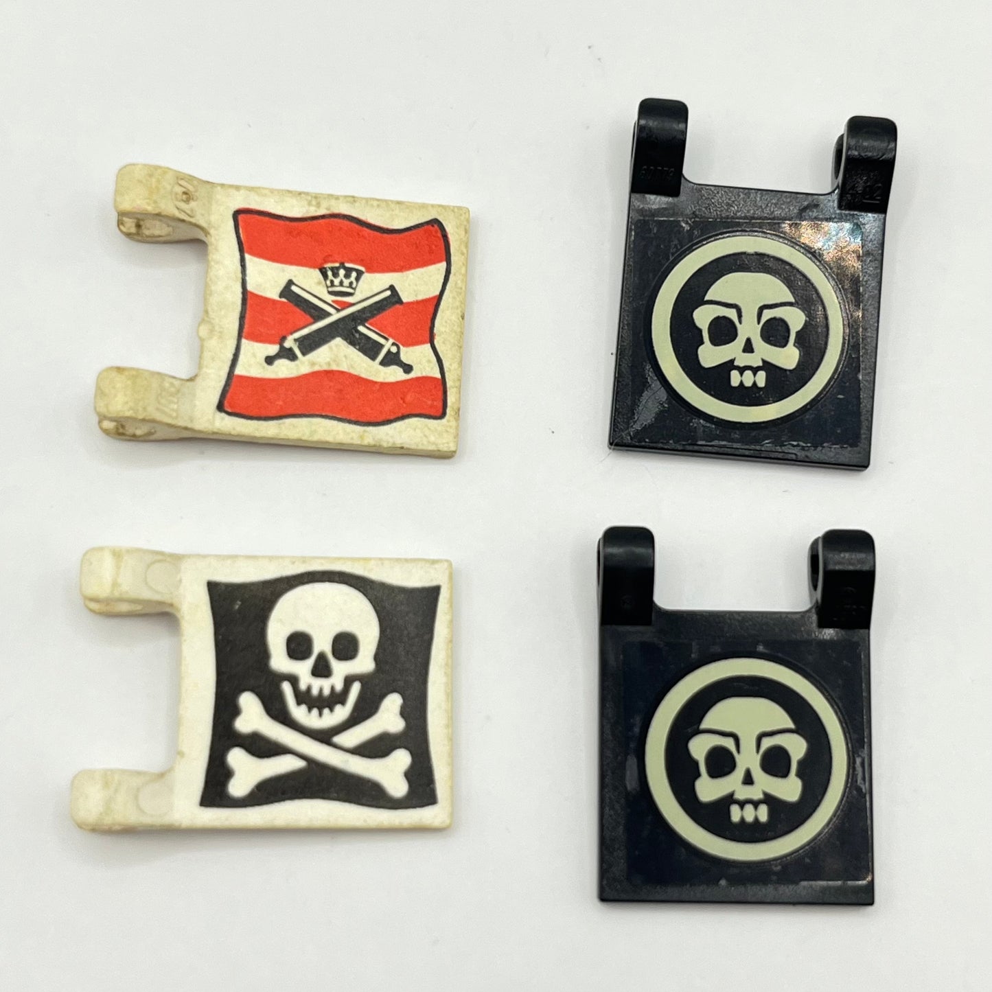 LEGO Pirate and Skull Flags, White and Black, 4 Pieces